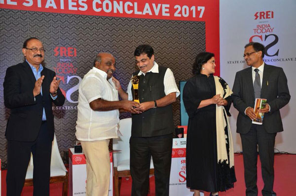 Minister-Joguramanna-receiving-best-performing-large-state-award-16-11-2017